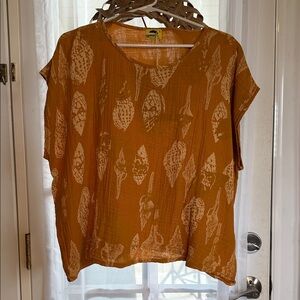 NWT Kealopiko Nā Pūpū Aloha | Boxy Top - caramel - S